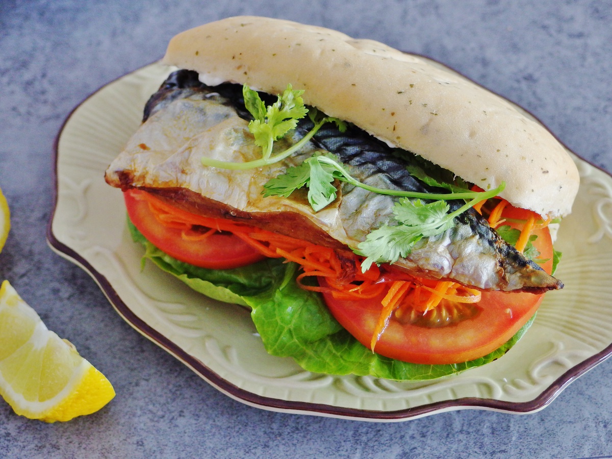Mackerel Sandwich Recipe (Turkish balık ekmek) Spring Tomorrow