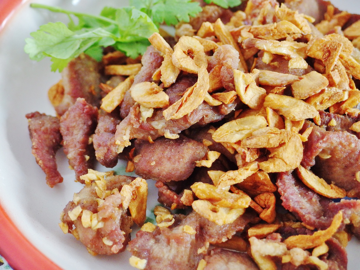 Fried Garlic Pork Recipe | Moo Tod Gratiem